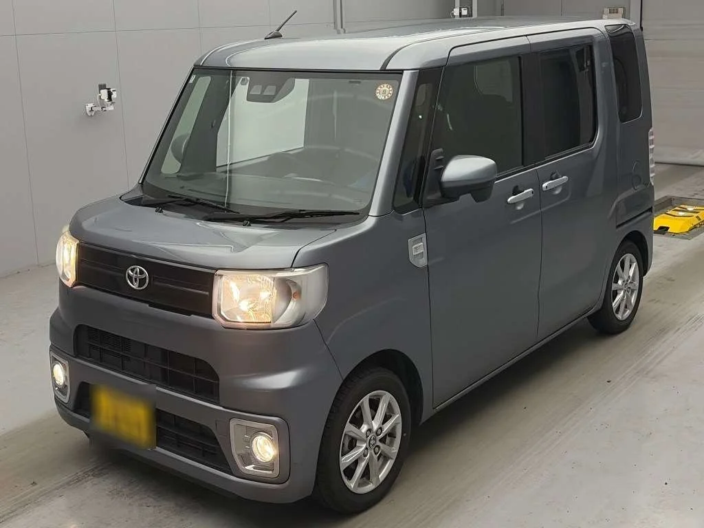 Toyota Pixis Mega LA700A 2021